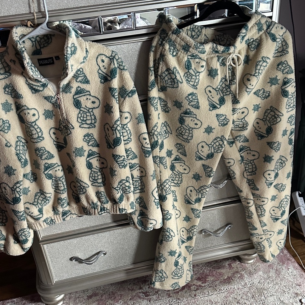 Peanuts Cream and Green Zip-Up Cozy top and bottom set.